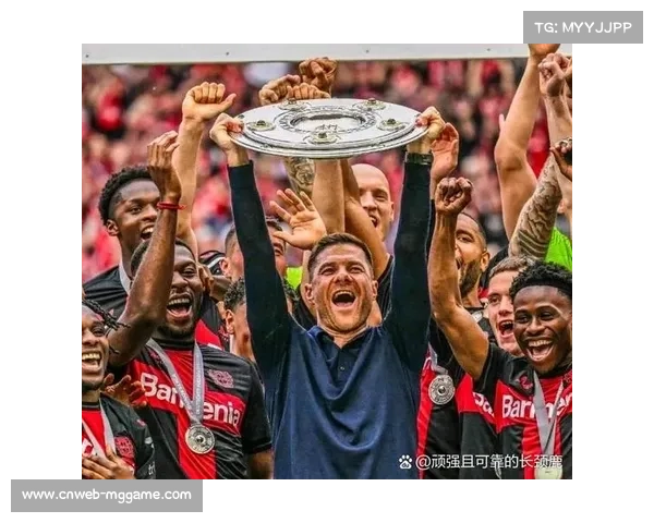 特写：勒沃库森球迷在客场看台打出巨幅TIFO致敬主帅阿隆索