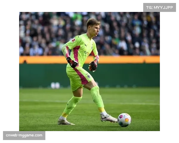 转播镜头捕捉：门兴格拉德巴赫门将尼古拉斯在指挥队友进行防守职责切换